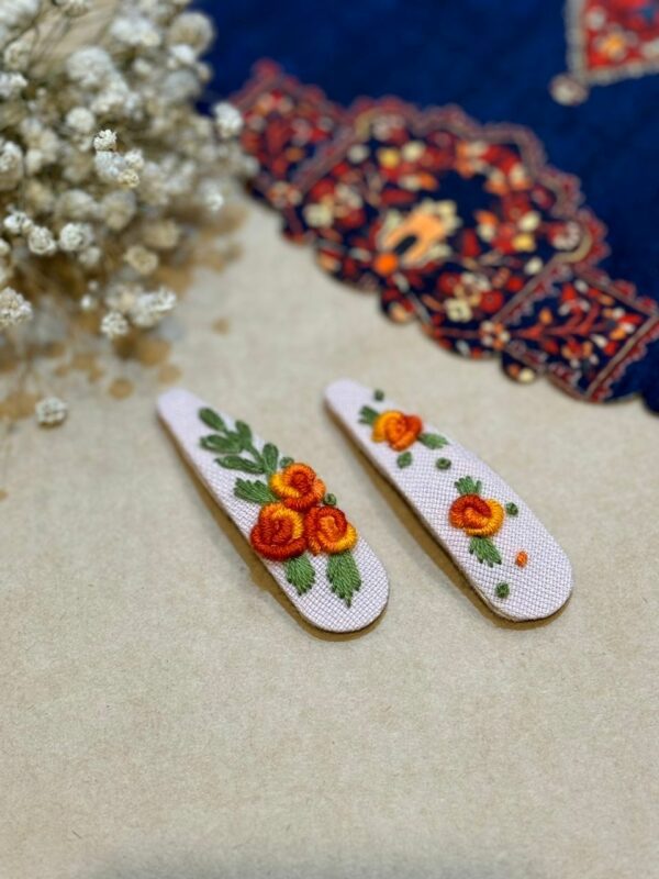 سنجاق سر گلدوزی صورتی گل نارنجی