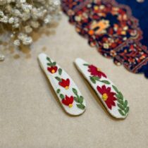 سنجاق سر گلدوزی سفید گل نصفه سرخابی