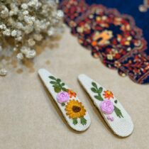 سنجاق سر گلدوزی سفید گل آفتابگردون و صورتی