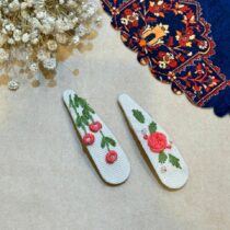 سنجاق سر گلدوزی سفید گل صورتی