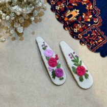 سنجاق سر گلدوزی سفید گل بنفش و سرخابی