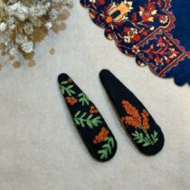 سنجاق سر گلدوزی مشکی گل سمبل آجری
