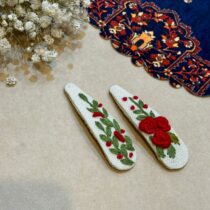 سنجاق سر گلدوزی سفید گل قرمز