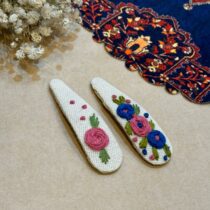 سنجاق سر گلدوزی سفید گل کالباسی و آبی