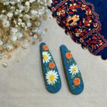 سنجاق سر گلدوزی آبی گل بابونه و نارنجی