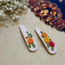 سنجاق سر گلدوزی صورتی گل نارنجی سرخابی