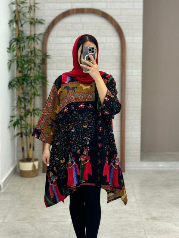 مانتو جلوبسته هنری اسب زمینه مشکی