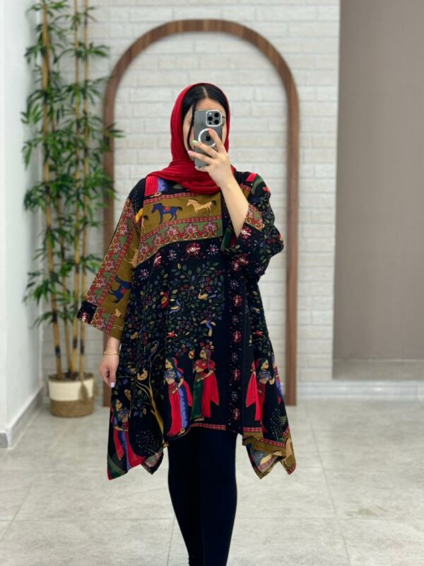 مانتو جلوبسته هنری اسب زمینه مشکی