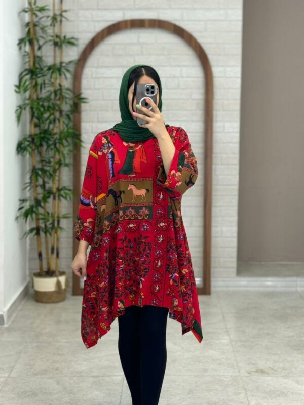 مانتو جلوبسته هنری اسب زمینه قرمز