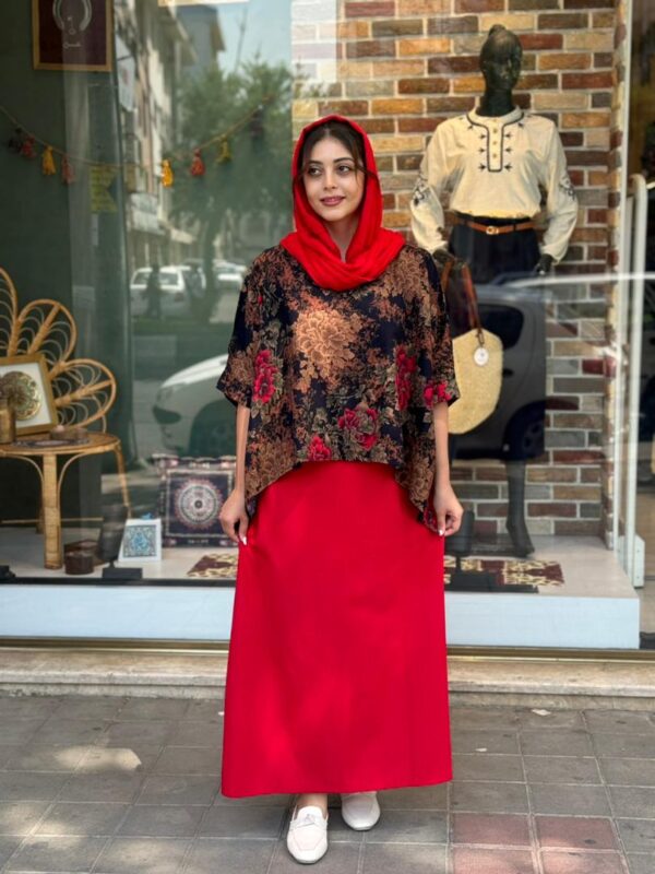 کراپ سایه سورمه ای گل قرمز درشت