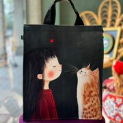 ساک دستی سرو دختر و گربه ایستاده