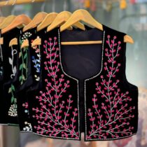 جلیقه منجوق دوزی مشکی برگ ریز سرخابی