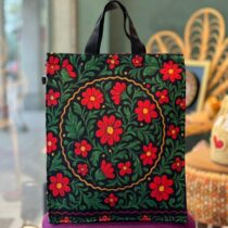 ساک دستی سرو گل قرمز و برگ سبز
