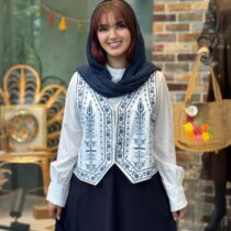 جلیقه سفید طرحدار آبی جلو هشتی